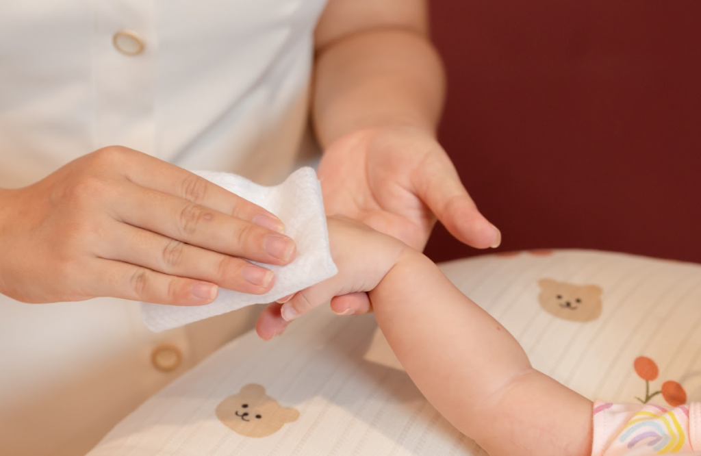 Khăn Khô Cho Bé: Những Tiêu Chuẩn An Toàn Mẹ Phải Biết